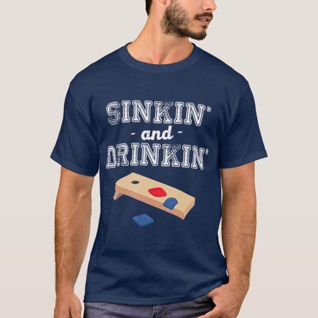 Sinkin und Drinkin Cornhole Playing lustiges Gesch T-Shirt (Vorderseite)