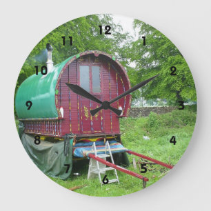 Sinti und Roma-Bowtop-Wagen mit großer Uhr