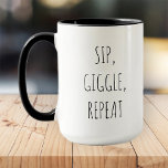 Sip, Giggle, Wiederholen Funny Modern Black and Wh Tasse<br><div class="desc">Design besteht aus moderner Typografie mit serifenigem Schriftart.</div>