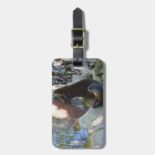**"Sips by the Stream: Otters Drinks vom Fluss Gepäckanhänger (Vorderseite vertikal)