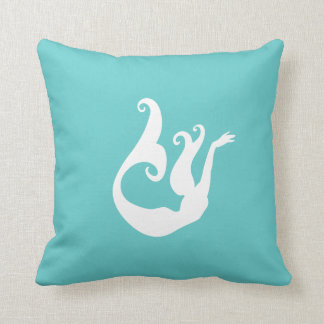 sirène blanche sur coussin bleu turquoise