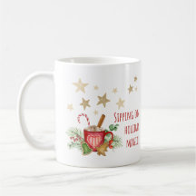 Siroter une Mug magique de Noël en vacances