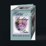 SISTER 40. Geburtstag mit Rose Karte<br><div class="desc">Diese Geburtstagskarte mit ihrer mit Rose bedeckten Geschenkboxen und ihrem "Zaubersvers" ist eine Lieblingskarte für Ihre Lieblingsschwester.  Sie können das Geburtstagsjahr ändern,  wenn Sie möchten,  und ihren Namen auf der Innenseite der Karte hinzufügen.</div>