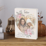 Sister Foto Floral Frame Geometric Gold Heart Holzkisten Schild<br><div class="desc">Benutzerdefinierter Foto-Block, den Sie für jedermann personalisieren und ein beliebtes Sprichwort oder Wörter aus dem Herzen hinzufügen können. Ihr Foto ist Set in einen geometrisch herzenförmigen Goldrahmen. Der Rahmen aus Edelstein ist mit Aquarellbäumen aus rosa Blume geschmückt. Es ist mit dem Wortlaut "Schwester .. immer gekümmert und teilen geschrieben. Ich...</div>