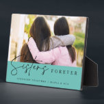Sisters Handgeschriebenes Script Typografy Foto Fotoplatte<br><div class="desc">Feiern Sie mit unserem handgeschriebenen Script Typografy Foto Plaque,  dem Sisters Handwriting,  das elegante,  moderne Schrift auf jadeblauem Hintergrund. Dieser Sake vereint wunderbar gepflegte Erinnerungen und ist somit das ideale Geschenk für die besten Freunde und Schwestern gleichermaßen.</div>