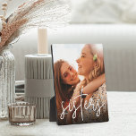 Sisters Handgeschriebenes Skriptüberlagerungs-Vert Fotoplatte<br><div class="desc">Behalt eine ständige Erinnerung Ihrer wichtigsten Priorität in der Nähe mit dieser Foto-Plakette für die süße Familie. Fügen Sie ein beliebtes vertikales Foto hinzu,  mit "Schwestern" überlagert in weißen handgeschriebenen Schriftzeichen.</div>