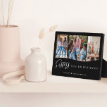 Sisters machen die besten Freunde 3 Foto Keepake Fotoplatte<br><div class="desc">Eine besondere, unvergessliche Geschenkidee für Schwestern. Das Design verfügt über ein 3-Foto-Raster-Collage-Layout, mit dem Sie Ihre eigenen Schwesterchen-Fotos anzeigen können. "Sisters Make The Best Friends" wird in stilvoller Typografie gezeigt. Schicken Sie sich und Ihren Schwestern ein unvergessliches Geschenk, das Sie beide für immer lieben werden. Hinweis: Die Farben können in...</div>