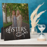 Sisters Photo Personalized Monogram Fotoplatte<br><div class="desc">Celebrate the special bond between sisters with the Sisters Photo Personalized Monogram Plaque. Featuring your favorite sister photo alongside a stylish monogram, this plaque transforms your cherished memories into a modern, elegant keepsake. Perfect for birthdays, holidays, or just because, it’s a meaningful way to honor the love and connection you...</div>