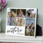Sisters Script | Foto Collage Sisters Fotoplatte<br><div class="desc">Modernes Geschenk für Schwestern aus dem Foto. Das Design beinhaltet 5 Foto Collage Layout um fünf Ihrer Fotos anzuzeigen,  Typografie Drehbuch ''Schwestern'' in trendiger handgeschriebener Schrift auf weißem Hintergrund. Personalisieren Sie weitere Informationen mit den Namen. Schöner Sake oder Geschenk für Schwestern.</div>