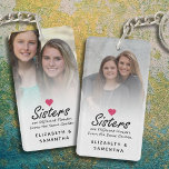 Sisters Script Zitat Hot Pink Heart Foto Keepake Schlüsselanhänger<br><div class="desc">Feiern Sie mit diesem Sisters Script Zitat Hot Pink Heart Foto Keepake Schlüsselanhänger Ihre feste Bindung! Mit dem süßen Zitat "Schwestern sind verschiedene Blume aus dem gleichen Garten" in eleganter schwarzer Schrift, zusammen mit einem zauberhaften heißen rosa Herzenssymbol darüber, ist dieser Sake der ideale Ort, um Ihre Erinnerungen überall zu...</div>