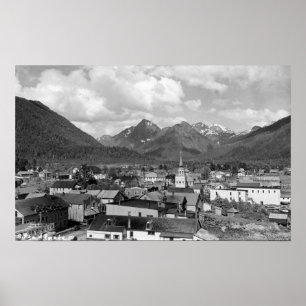 Sitka, Alaska mit drei Schwestern im Hintergrund Poster