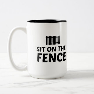 Sitz auf dem Zaun Zweifarbige Tasse
