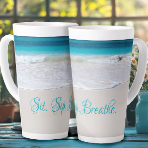 Sitz, trinke, atme Küsten-Strand-Spruch Milchtasse