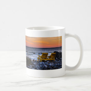 Sitz und Blick auf den Sonnenuntergang im Ozean Kaffeetasse