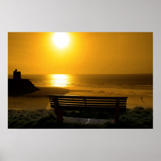 Sitzbank mit Blick auf den goldenen Sonnenuntergan Poster