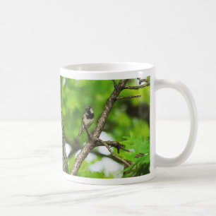 Sitzen nur um die Tasse des Kaffees herum