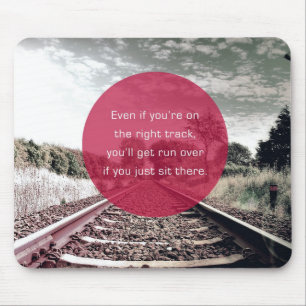 Sitzen Sie nicht an Ort und Stelle   motivierend Mousepad