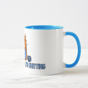 sitzende strickende Tasse