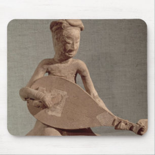 Sitzmusiker, der einen Dichtungskitt, von spielt Mousepad