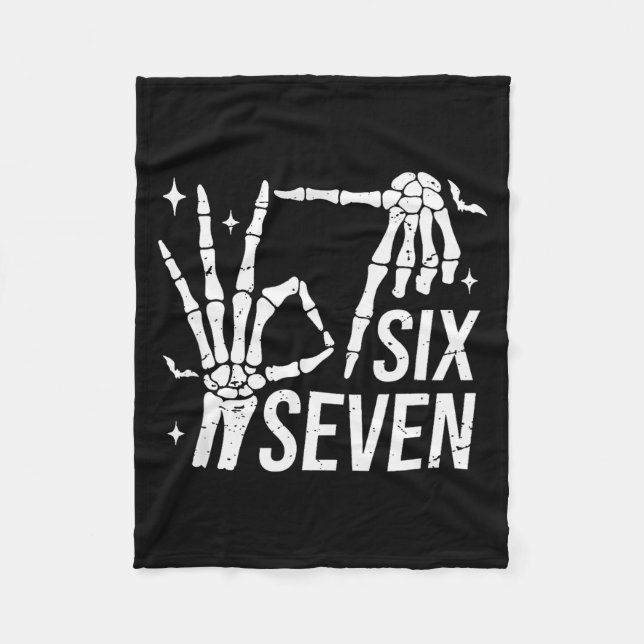 Six Seven 6 7 Meme Funny Skeleton Hands Sign Let's Fleecedecke (Vorderseite)