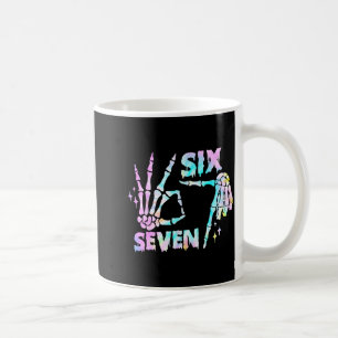 Six Seven 6 7 Meme Lustiger Skelett Hände Schild L Kaffeetasse