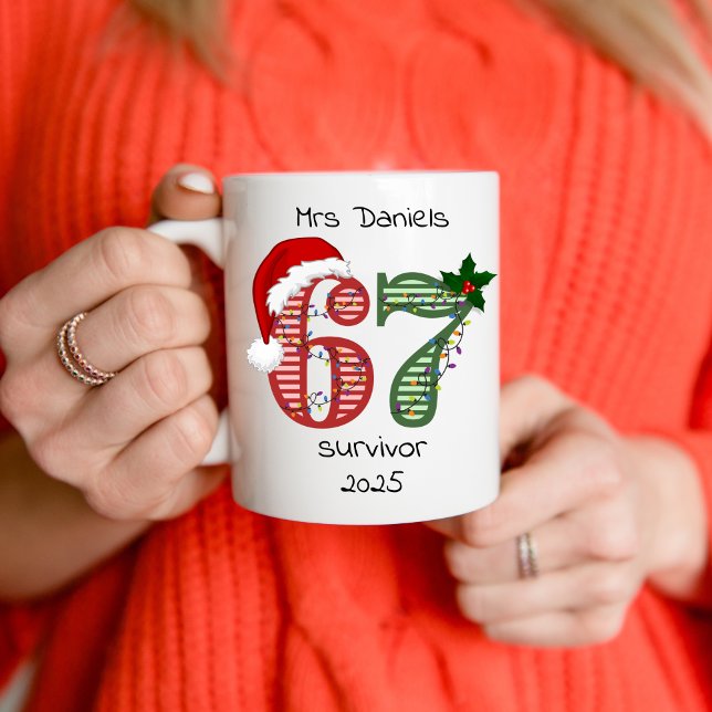 Six Seven 6 7 Überlebender Lustiger Weihnachtsname Kaffeetasse (Six Seven Survivors Funny Christmas Mug gift
)