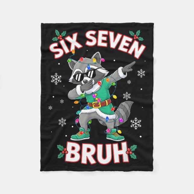 Six Seven Bruh Dabbing Raccoon Funny Christmas 6 7 Fleecedecke (Vorderseite)
