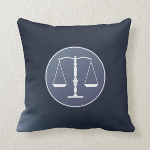 Skalen von Gerechtigkeit Kissen