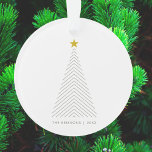 Skandinavian Christmas Tree Minimalist Gold Star Ornament<br><div class="desc">Einfache,  stilvolle,  minimalistische Urlaubsornament mit einem "Skandinavier" minimalistischen Weihnachtsbaum mit einem einfachen goldenen Stern. Das Design besticht durch eine moderne minimalistische Typografie,  die sich leicht mit Ihrem Gruß,  Familiennamen & Jahr personalisiert,  perfekt für die festliche Saison! #christmas #minimalist #decor #scandinavian</div>