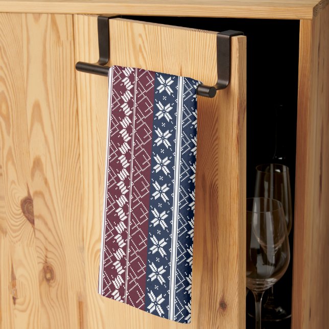 Skandinavische Ornamente auf blauen, bordeauxfarbe Geschirrtuch (Drittel gefaltet)