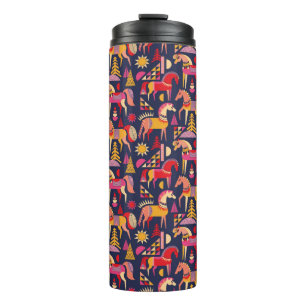 Skandinavische Pferde Muster nahtlos Design. Dekor Thermosbecher