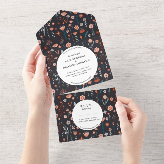 Skandinavische Sommer-Blume Dark Boho Hochzeit All In One Einladung (Abreißen)