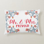 Skandinavische Volkskunst Herr und Frau Pillow Dekokissen<br><div class="desc">Dieses skandinavische inspirierte Mister und Mrs. Pillow präsentiert ein blumengeschmücktes Volkskunstdesign im skandinavischen Stil der Tole. Der Rand um die Kissenvorderseite ist blau, wirbelig, mit gelben, grauen und roten Blume auf einem geradezu weißen Hintergrund. Passen Sie den Namen des Paares auf der Vorderseite an, und ihr Hochzeitstag auf der Rückseite....</div>