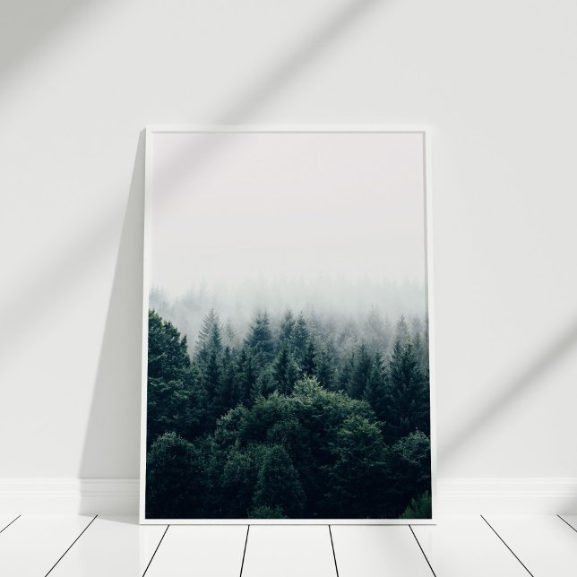 Skandinavischer nebliger Kiefernwald-Wandkunst-Dru Poster (Scandinavian Foggy Pine Forest Poster in a white frame.)