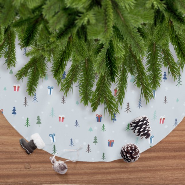 Skandinavischer Weihnachtswald mit Schnee Polyester Weihnachtsbaumdecke (Elegant icy blue Scandinavian fir forest Christmas tree skirt)