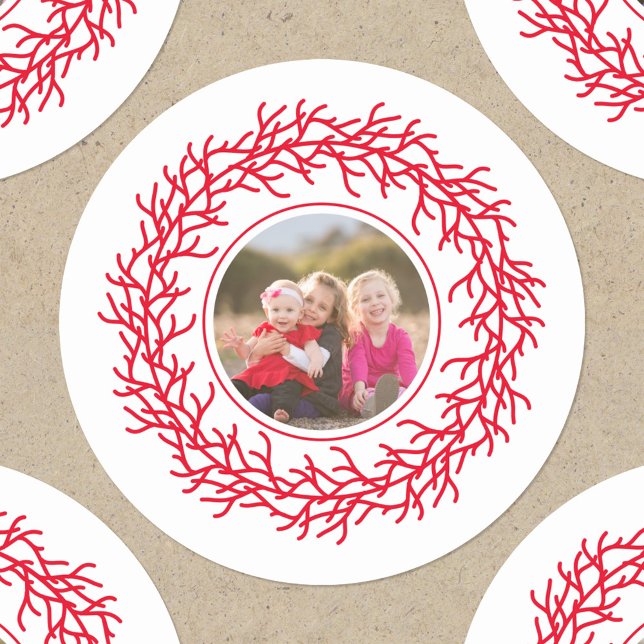 Skandinavisches Foto Rot und Weiß Runder Aufkleber (Scandinavian wreath personalized photo red and white Christmas or Holiday round sticker)