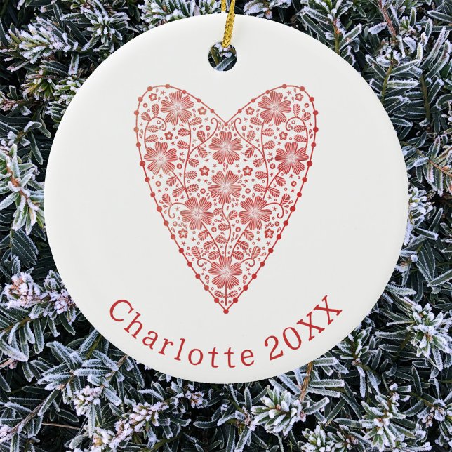 Skandinavisches Rotes Weiß Personalisiert Keramik Ornament (Personalized name date Scandinavian red and white heart Christmas ornament)