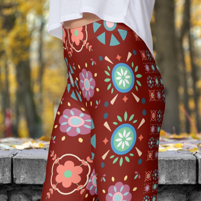 Skandinavisches Volk auf dem roten Muster des Stal Leggings (Bold on Red Scandinavian Folk Pattern Leggings)