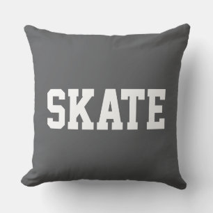 SKATE Fette athletische weiße Schrift auf modernem Kissen