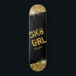 Skate Girl Black Gold Glitzer Girl Personalisiert Skateboard<br><div class="desc">Das Personalisierte Skateboard Black and Gold Glitzer mit "SK8 GRL" Textquotendesign und optionaler Namensanpassung verfügt über ein fett gedrucktes Imitat mit glänzenden Blindfarben,  die mit einem sportlichen Design verziert sind. Es ist perfekt als Wanddekoration,  Sake oder Skateboard,  die man im Park verwenden kann.</div>