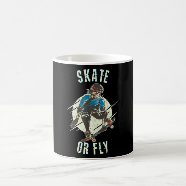 Skate oder Fly Skeleton Skateboarder Kaffeetasse (Mittel)