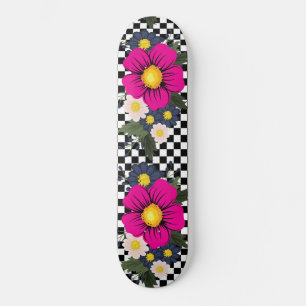 Skateboard à damiers et fleurs