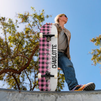Skateboard À damiers rose et noir élégant