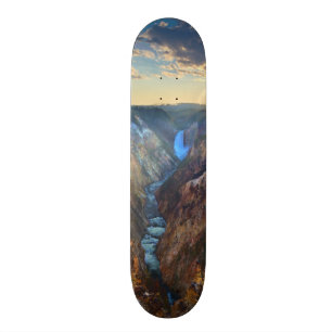 Skateboard Abaissez les automnes du point de l'artiste