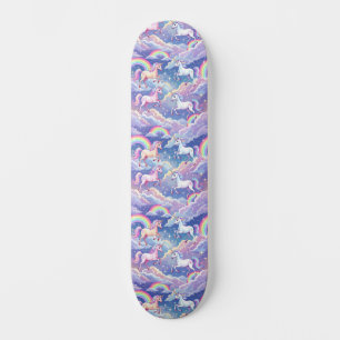 Skateboard Arc-en-ciel scintillant et licornes sur des nuages