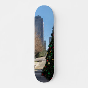 Skateboard Au-Delà De L'Arbre De Noël De Dallas