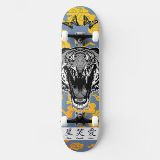 SKATEBOARD AVEC TIGRE JAPONAIS ET NUAGES JAUNES