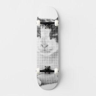 Skateboard Bande dessinée de chat calico en demi-teinte