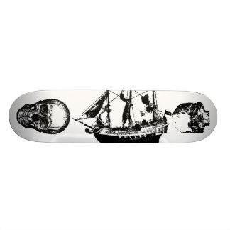 Skateboard Bateau de pirate avec 2 crânes faisant face