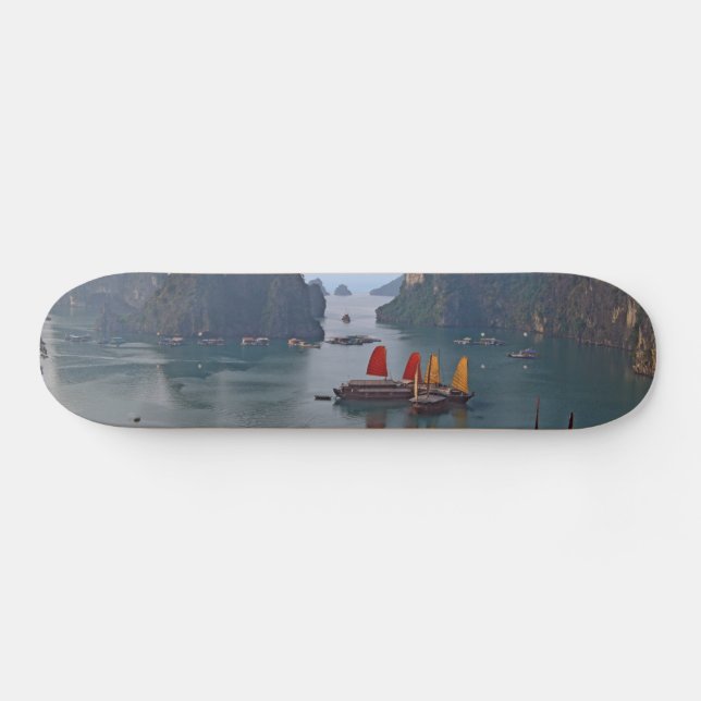 Skateboard Bateaux à voile à Ha Long Bay - Vietnam, Asie (Horz)